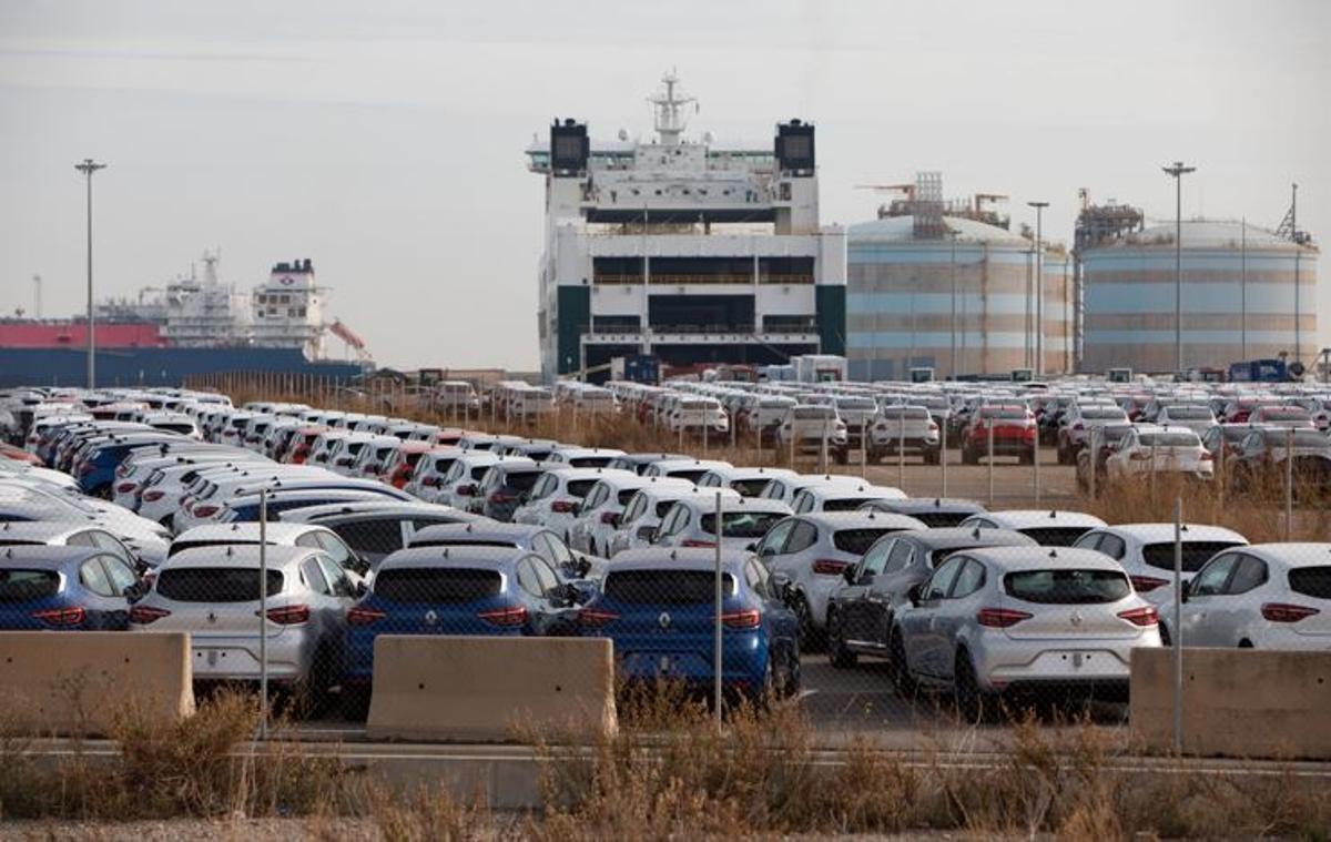 Una vista de la campa de coches en el puerto comercial.