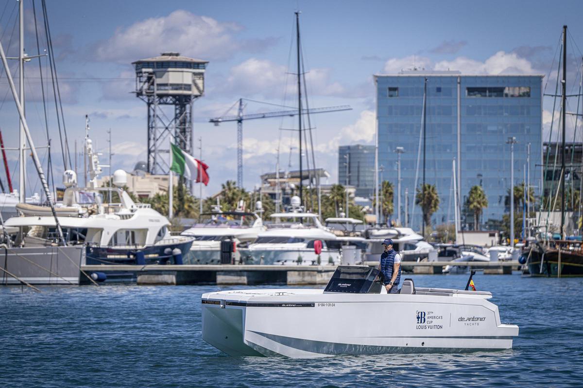 El patrón Alejandro Vidales navega con el barco eléctrico de De Antonio Yachts, el E23, que proveerá a la organización de la Copa América de vela.