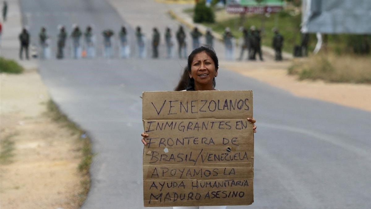 Una venezolana, en la frontera entre Venezuela y Brasil, reclama ayudar a los inmigrantes del país caribeño.