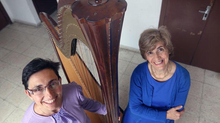 Las profesoras de arpa María Jesús Bedoya y Lidia del Río junto a un arpa italiana Salvi en los pasillos del Conservatorio Superior de Música esta semana.