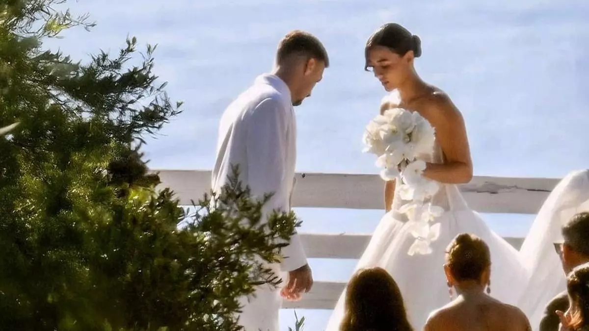 Un 'sí quiero' frente al mar: así ha sido la íntima boda de Rels B y Nicole Betancur