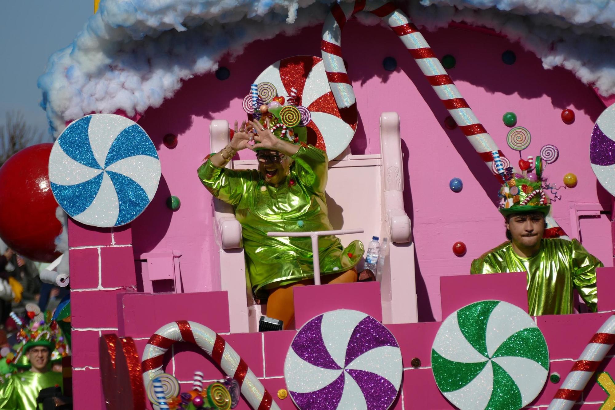 L'Escala s'acoloreix amb la rua de carnaval