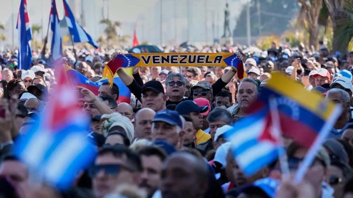 Una de las movilizaciones populares en La Habana, Cuba, tras el secuestro de Nicolas Maduro por parte de EEUU.