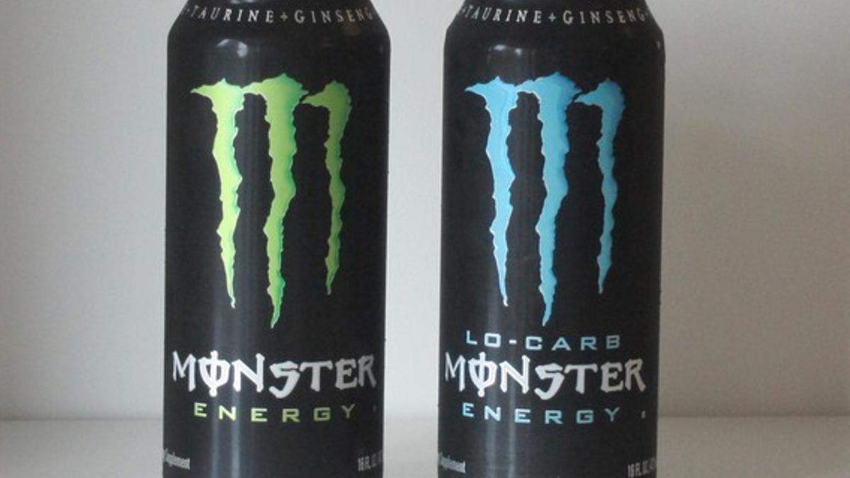 Dos latas de la bebida energética Monster Energy.