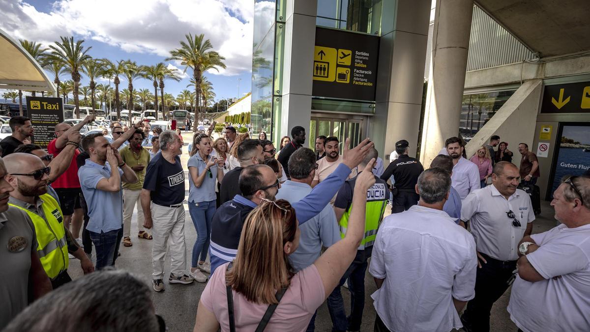 Imagen de los incidentes entre taxistas y microbuses registrados en mayo de 2023