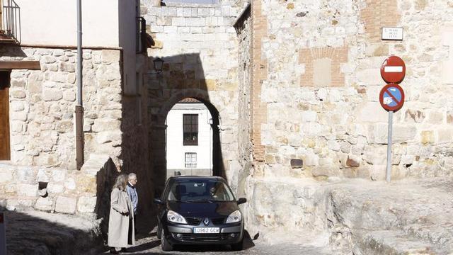 Imagen de archivo de un vehículo cruzando bajo el Arco de Doña Urraca.