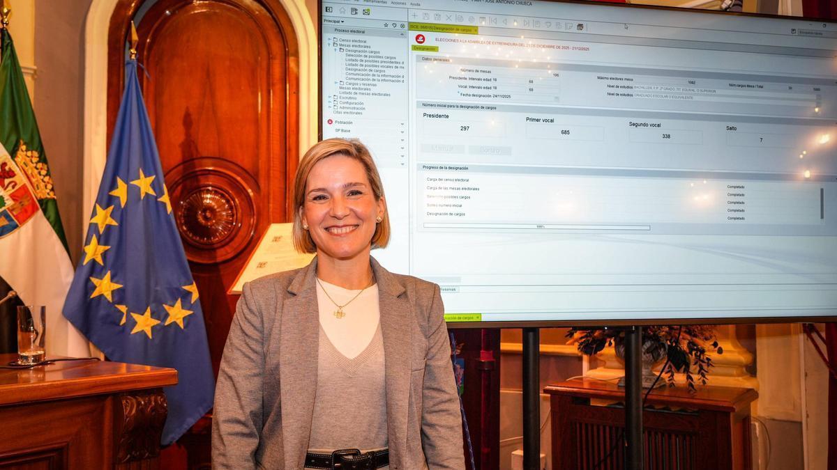 Ana María Casañas, concejala de Estadística durante el sorteo en el Ayuntamiento de Badajoz.