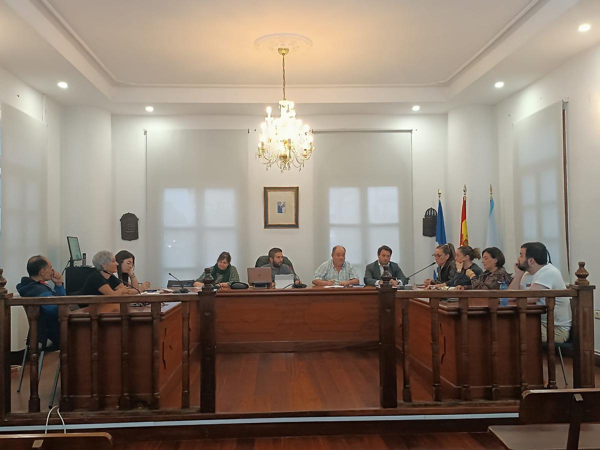 La comisión Especial de Contas celebrada ayer en el salón de plenos para presentar y dictaminar los presupuestos de 2025.