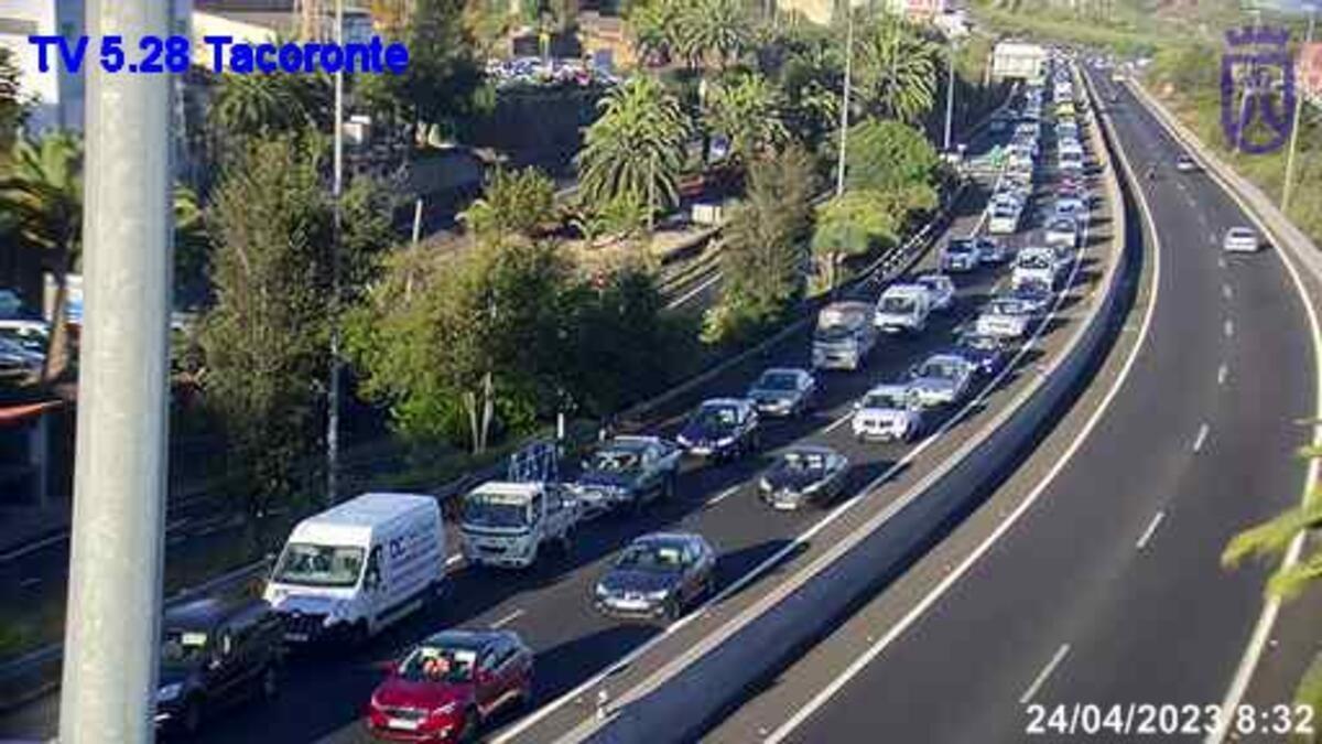 Colas en la autopista del Norte en la mañana de hoy lunes.