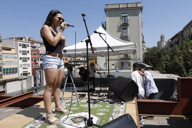 Les fotos dels concerts a la teulada de l'Oficina de Turisme de Girona