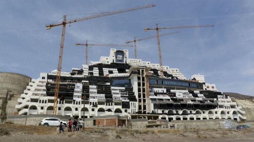 Greenpeace pinta de negro el hotel El Algarrobico en el Cabo de Gata