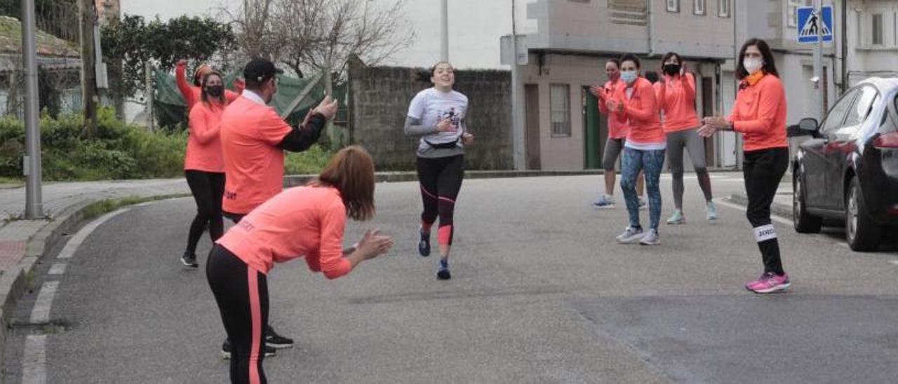 Un momento de la carrera solidaria organizada el año pasado en Bueu. |   // SANTOS ÁLVAREZ