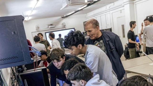 Classe de ciberseguretat a l’Institut Tecnològic de BarcelonaUn professor imparteix una classe de ciberseguretat a l’Institut Tecnològic de Barcelona (ITB)  . | JORDI OTIX