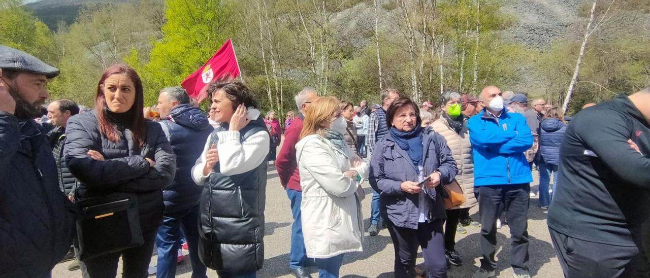 La concentración en Valdeprado (León), ayer, con miembros de la plataforma asturiana “El Suroccidente también es Asturias”. | R. S. A.