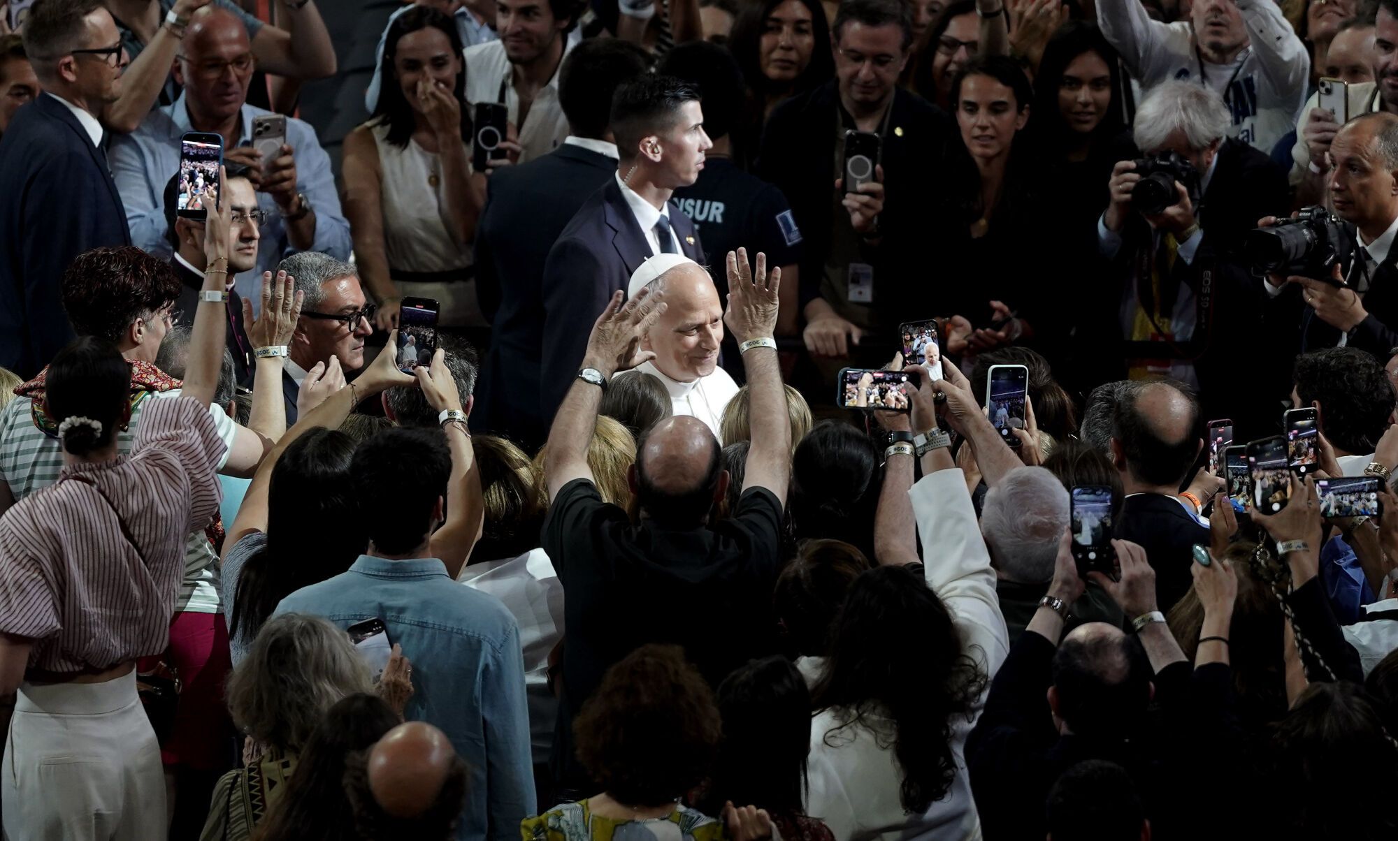 Una multitud saluda al papa. J.L. ROCA