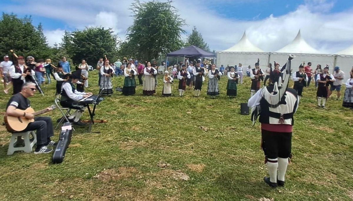La Banda de Gaitas Güestia, actuando en el Prau Llagüezos. | D. M.