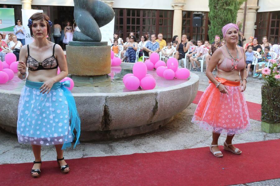 Desfile en Zamora de mujeres operadas de cáncer