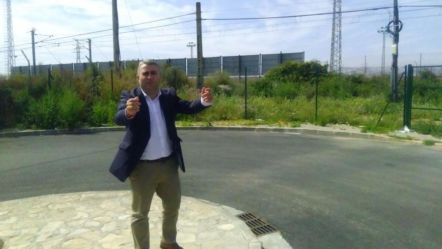 Virgilio Moreno explicando el lugar donde se ubicará el apeadero del tren.