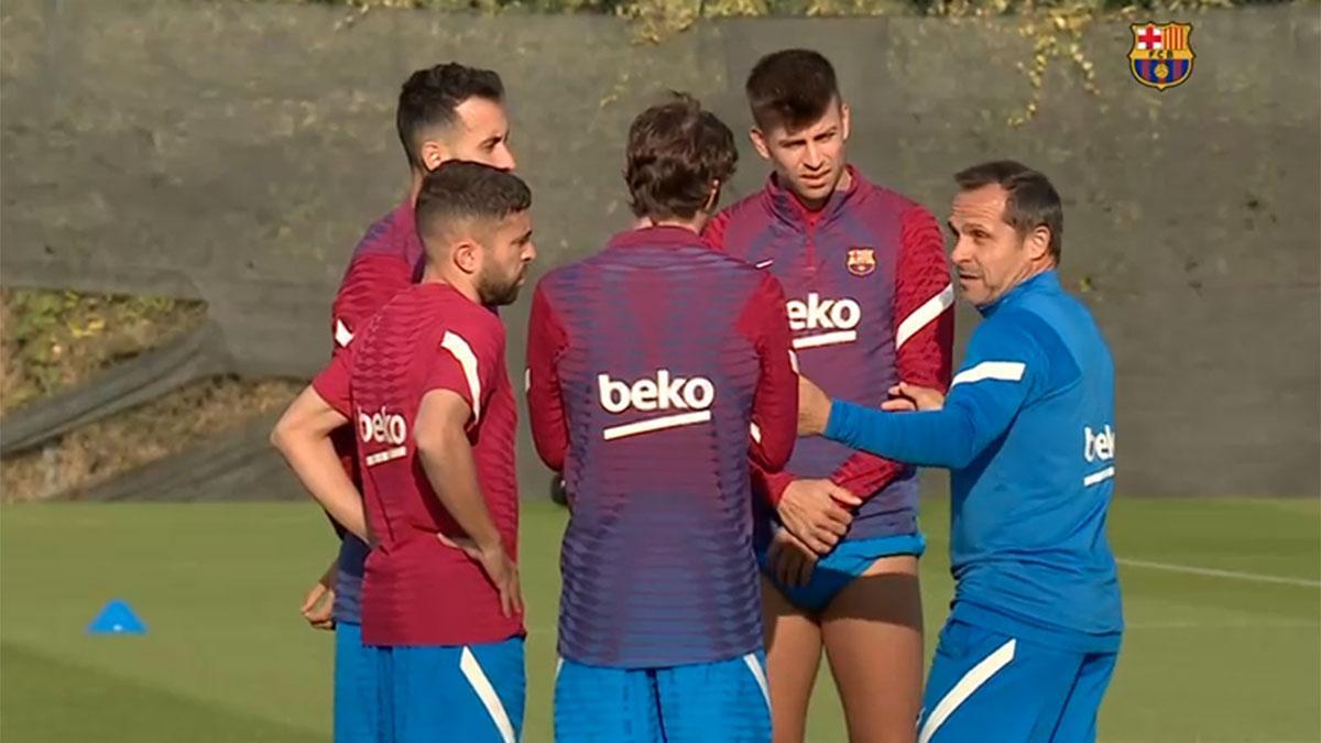 De la arenga a la plantilla del Barça a su charla privada con los capitanes: así fue el primer entreno de Sergi