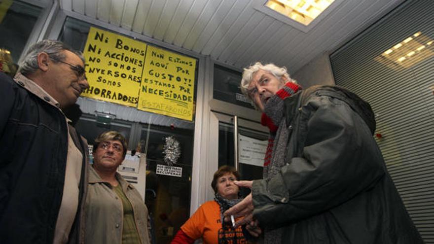 El líder de Alternativa Galega de Esquerda Xose Manuel Beiras se solidariza con los afectados de las Preferentes en Gondomar y visita a los encerrados en el cajero de Novagalicia Banco, en Gondomar.