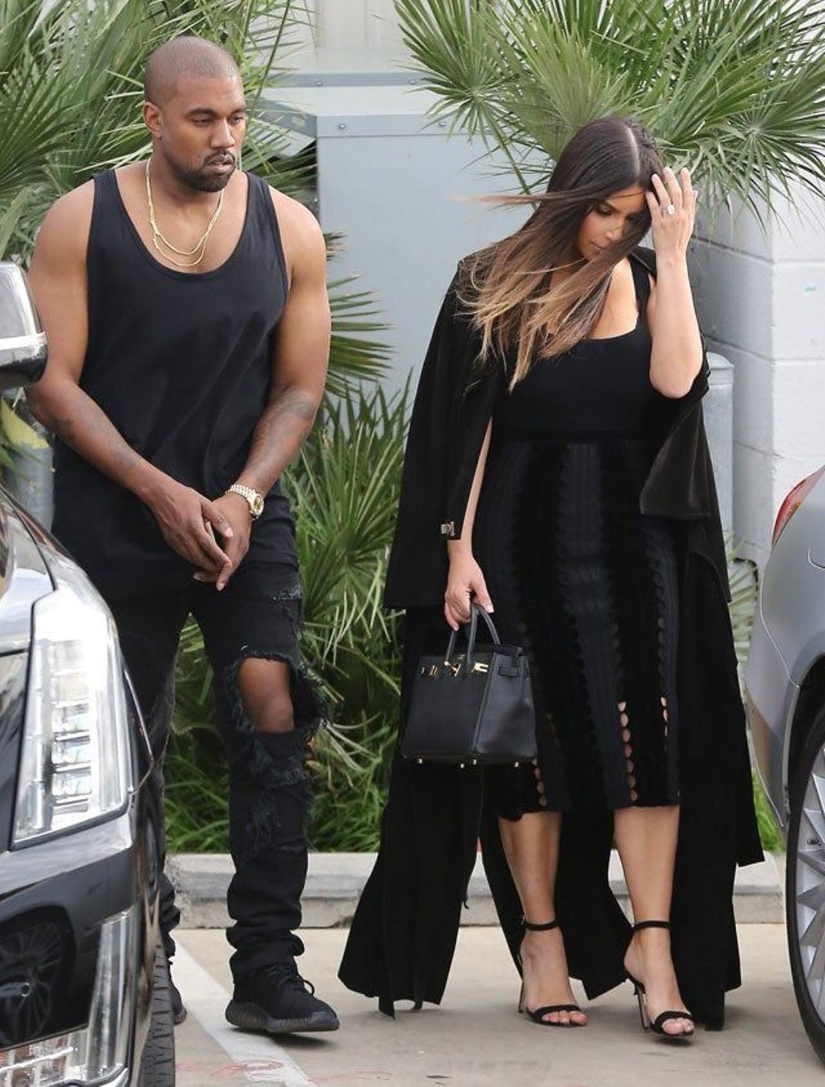 Kanye West y Kim Kardashian se dirigen al coche