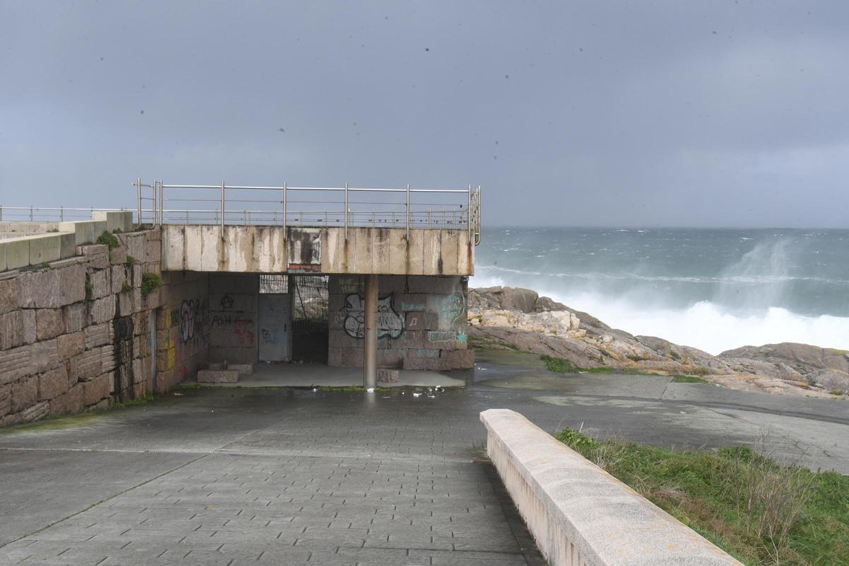 Alerta roja en el litoral coruñés por olas de hasta nueve metros