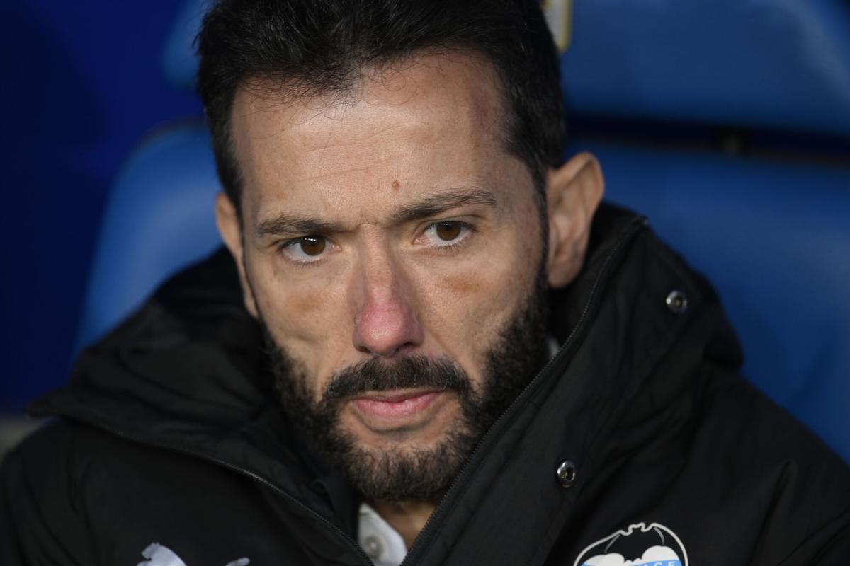 OVIEDO, 14/03/2026.- El entrenador del Valencia, Carlos Corberán, previo al partido de la jornada 28 de LaLiga EA Sports que disputan el Real Oviedo y el Valencia CF este sábado, en el estadio Carlos Tartiere de Oviedo. EFE/ Eloy Alonso