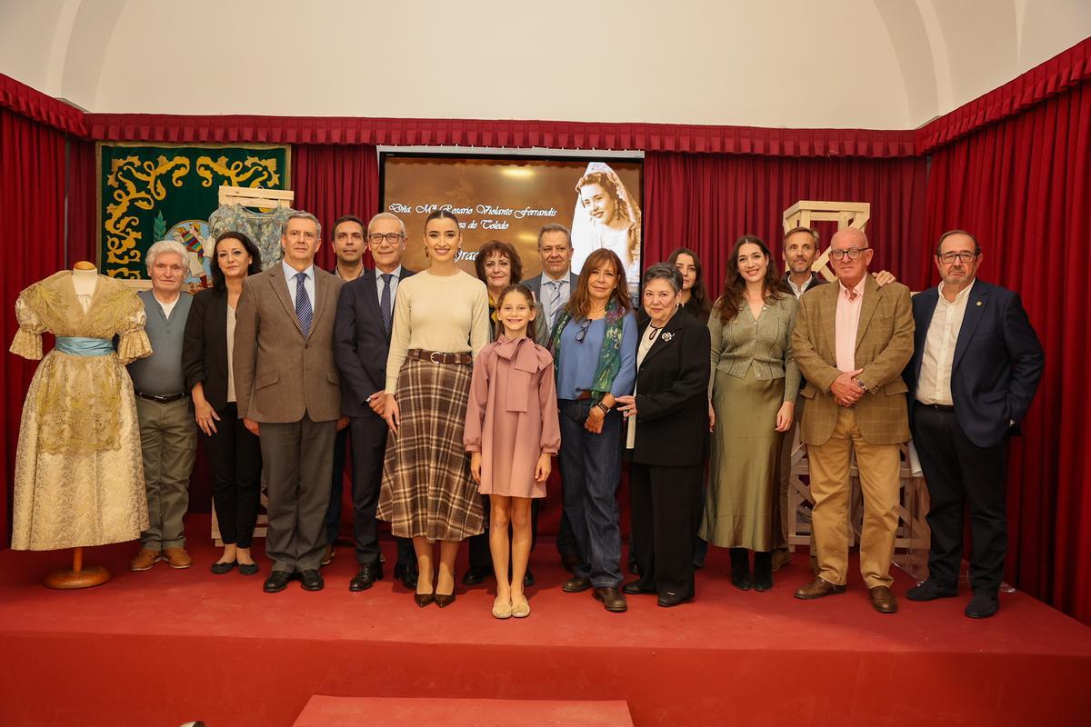 Familiares, miembros de la JCF, concejal y falleras mayores