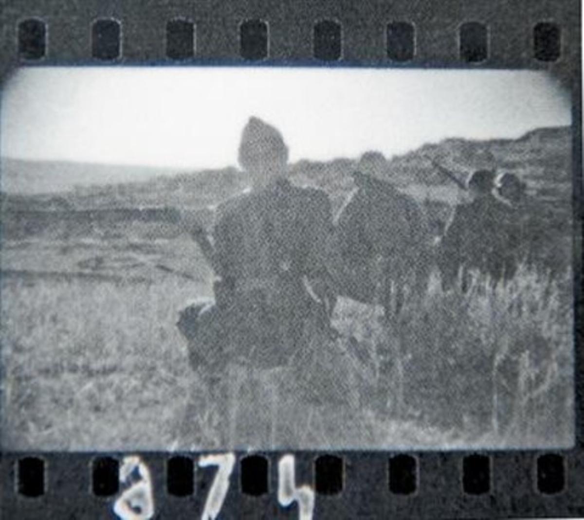 ESPEJO, PER SORPRESA AL FONS. En una de les 40 fotos apareixen, borroses, les cases d’Espejo, ascendint en diagonal cap a la dreta, amb els milicians dalt del cim del turó en primer pla. ESPEJO, PER SORPRESA AL FONS. En una de les 40 fotos apareixen, borroses, les cases d’Espejo, ascendint en diagonal cap a la dreta, amb els milicians dalt del cim del turó en primer pla.