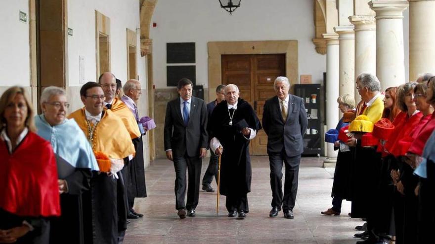 Javier Fernández, Vicente Gotor y Ladislao Azcona, en el claustro del edificio histórico de la Universidad.