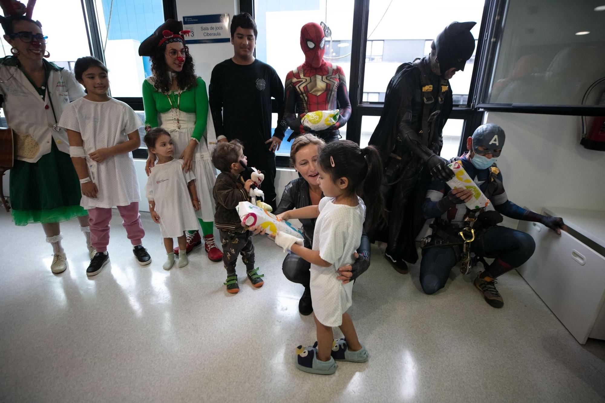 Así han llegado los superhéroes al Hospital de Ibiza