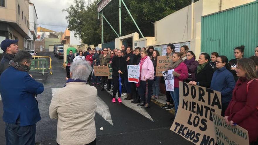 Una parte de familiares que protestan, ayer, ante el CEIP Claudio de la Torre.