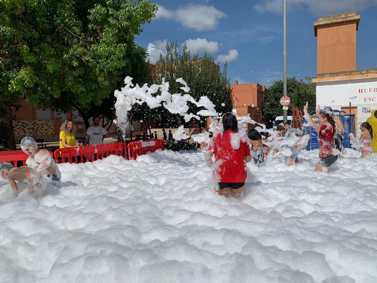 La fiesta de la espuma celebrada en el colegio San Fernando este miércoles.