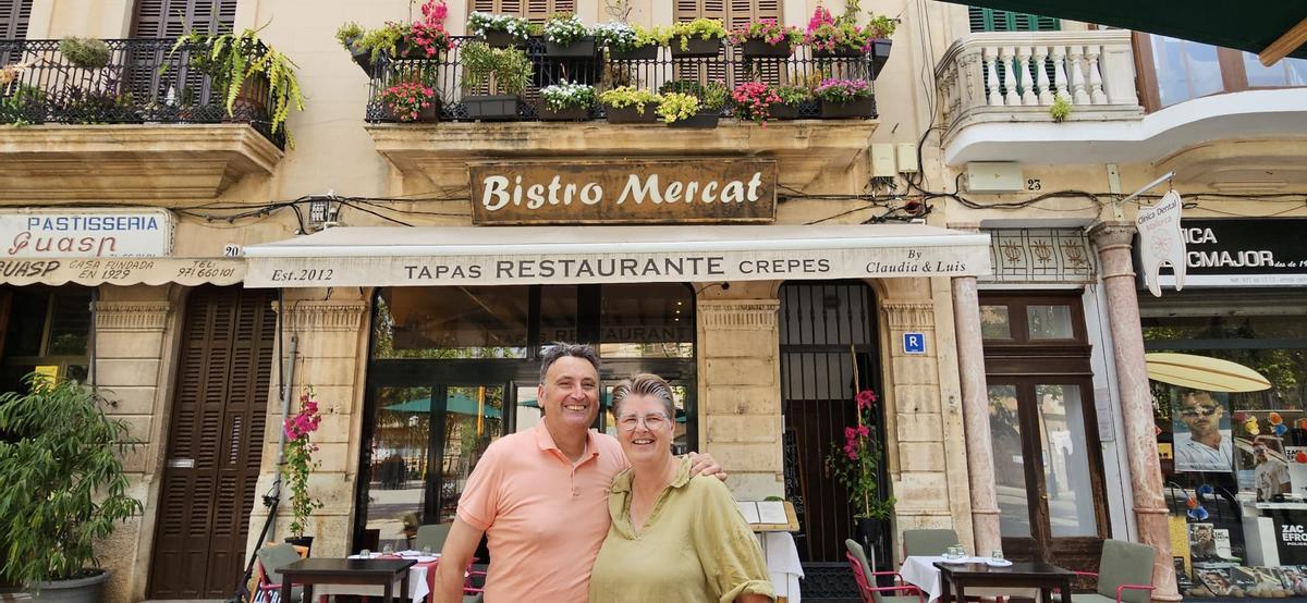 Claudia Schramm und Luis Alonso vor ihrem Lokal in Llucmajor.