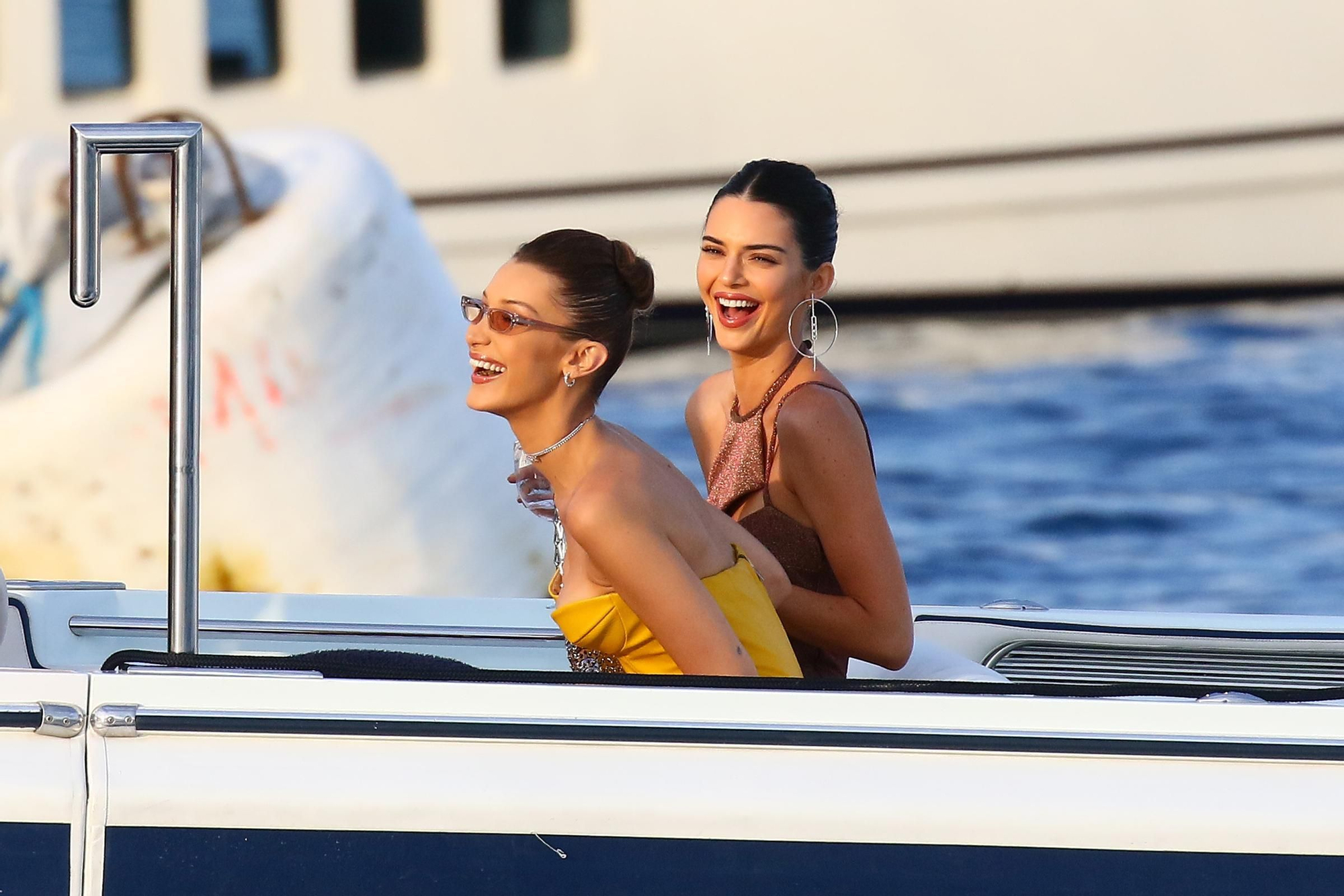 Bella Hadid y Kendall Jenner, fiestón en alta mar