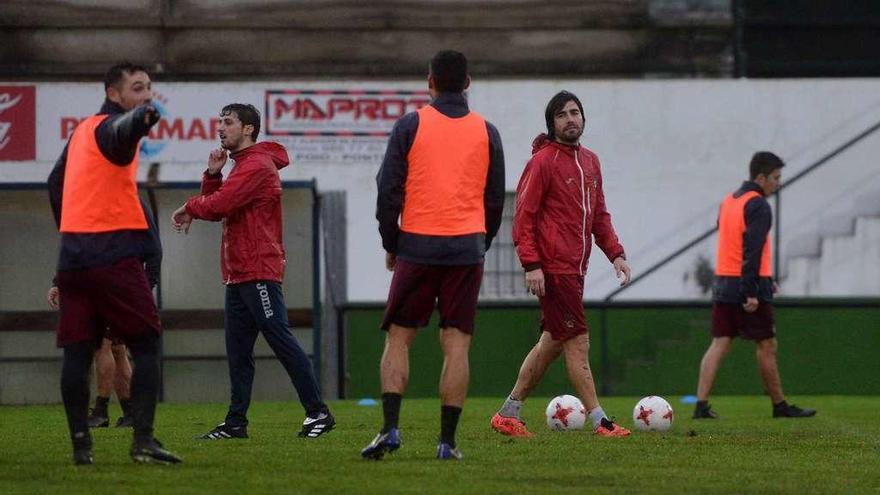 Primer entrenamiento de Luismi dirigiendo al primer equipo del Pontevedra en Poio. // G. Santos