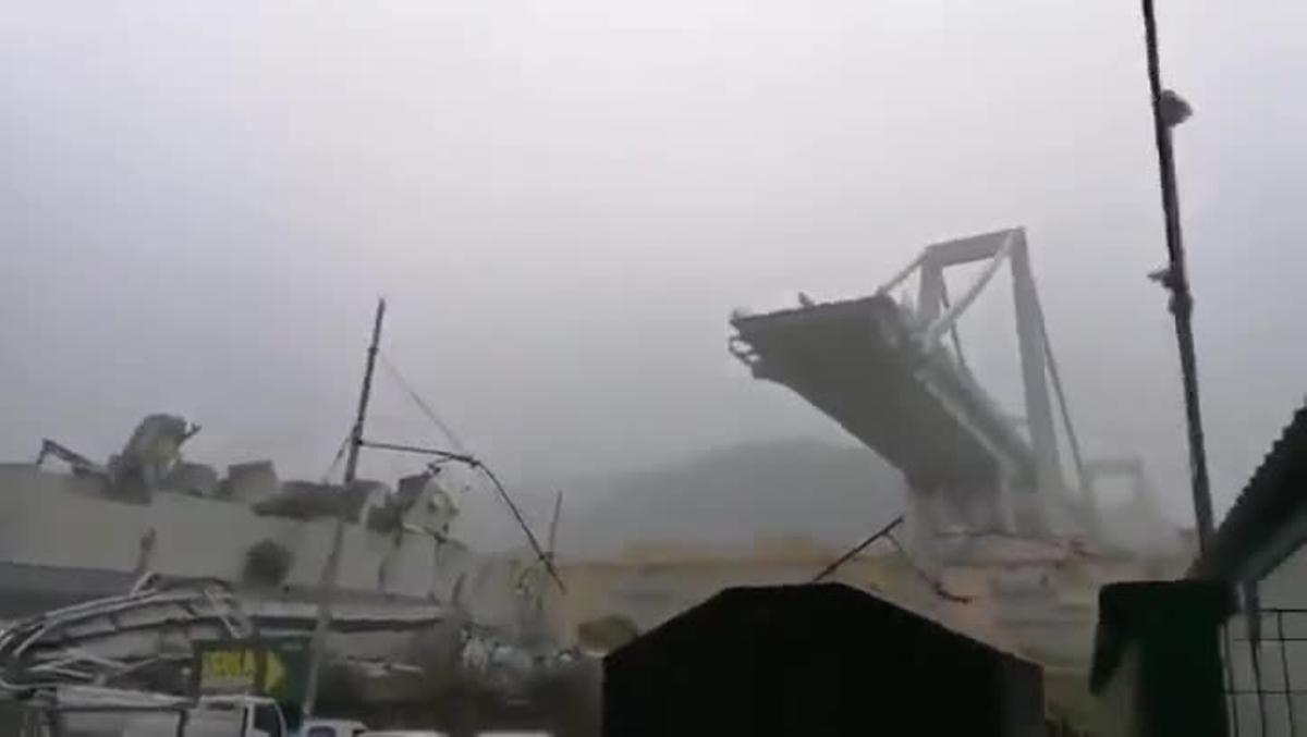 Estado del puente tras el derrumbe de un tramo de 100 metros del viaducto de la autopista A10 a su paso por Génova