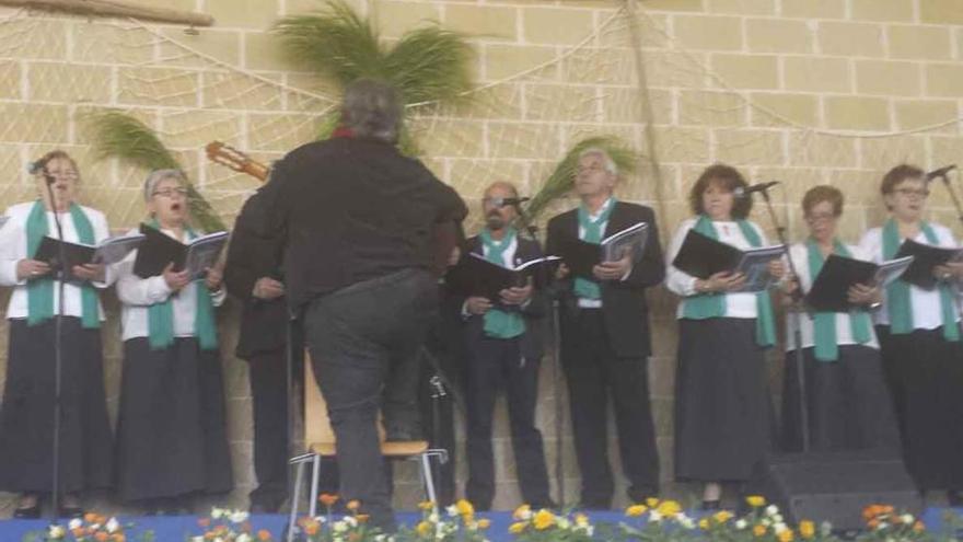 El coro de Torres del Carrizal, ayer en Revellinos.