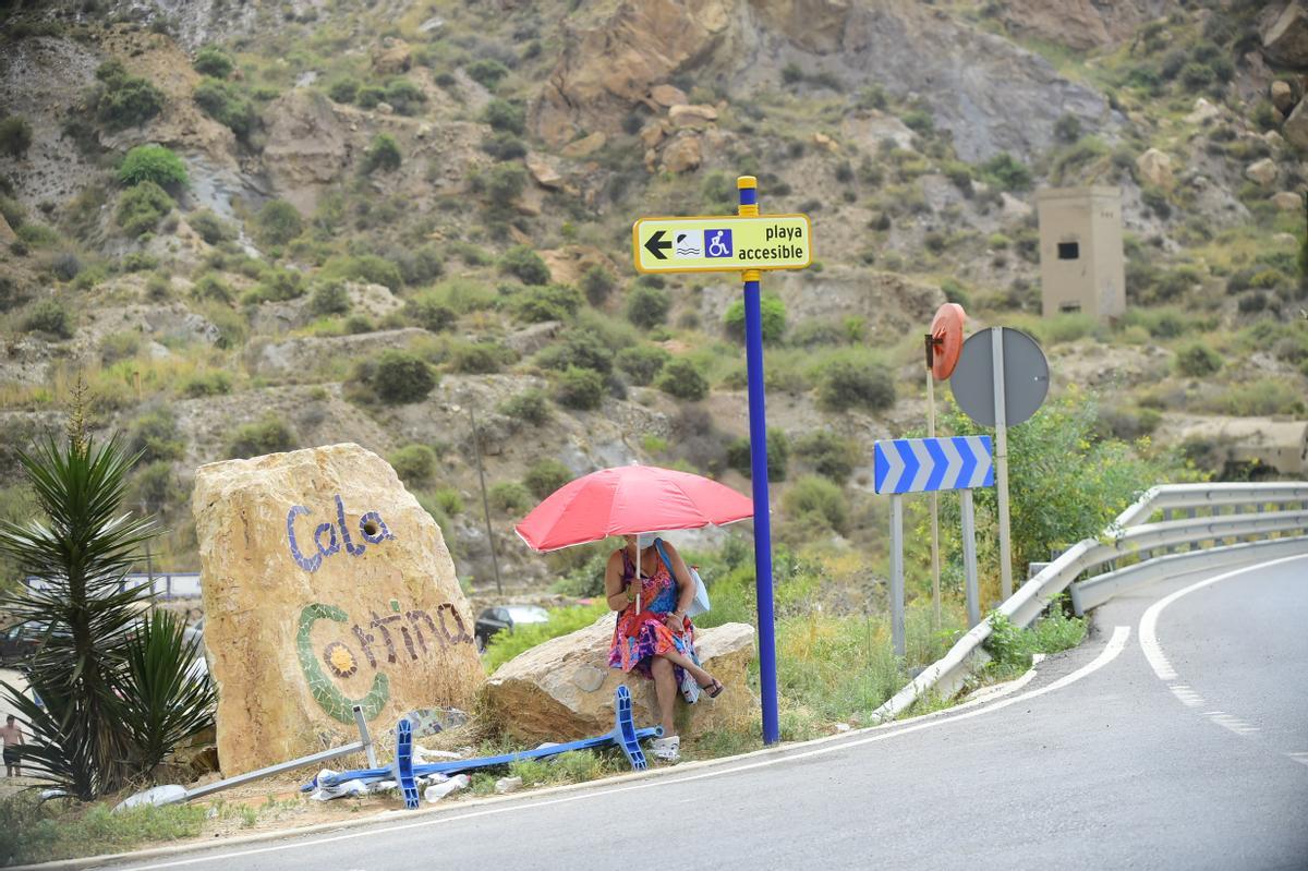 Una señora se protege con una sombrilla, este lunes en Cartagena.