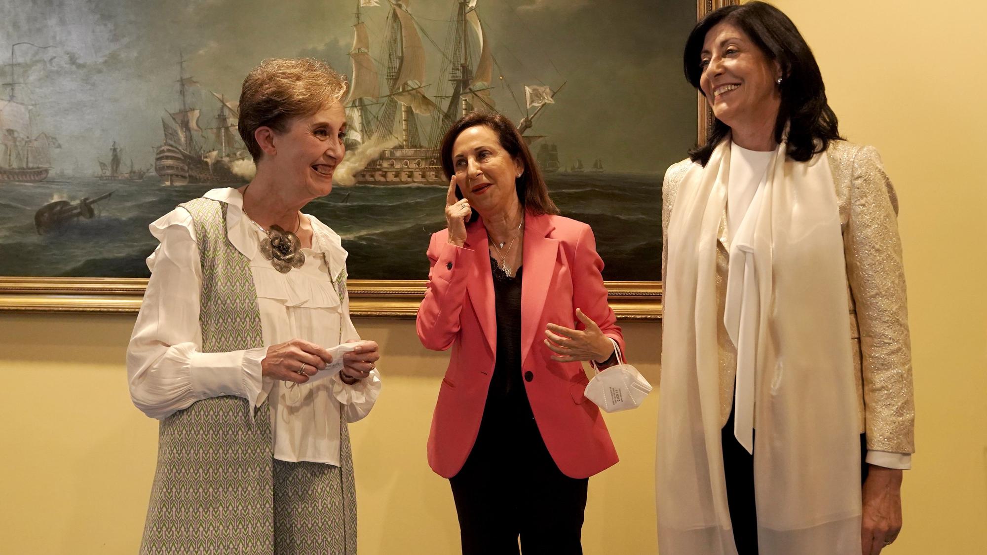 Madrid. 12.05.2022. Acto de toma de posesión de la nueva directora del Centro Nacional de Inteligencia (CNI), Esperanza Casteleiro, de la secretaria de Estado de Defensa, Amparo Valcarce y de la subsecretaria de Defensa Adoración Mateos. en el acto ha participado la ministra de Defensa, Margarita Robles. En la imagen la ministra junto a Paz Esteban y Esperanza Casteleiro. FOTO: JOSÉ LUIS ROCA