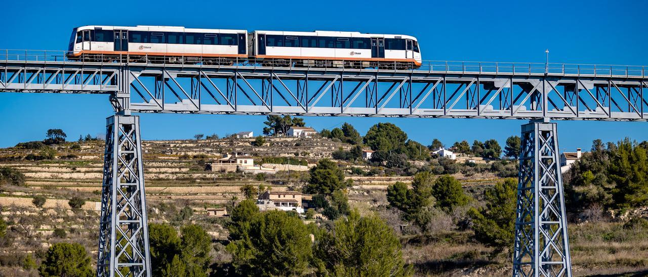 Un tren-TRAM de la línea Benidorm-Dénia circulando por un viaducto en Benissa