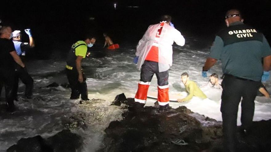 Rescate de migrantes de la patera de zozobró en la noche del martes en Órzola.