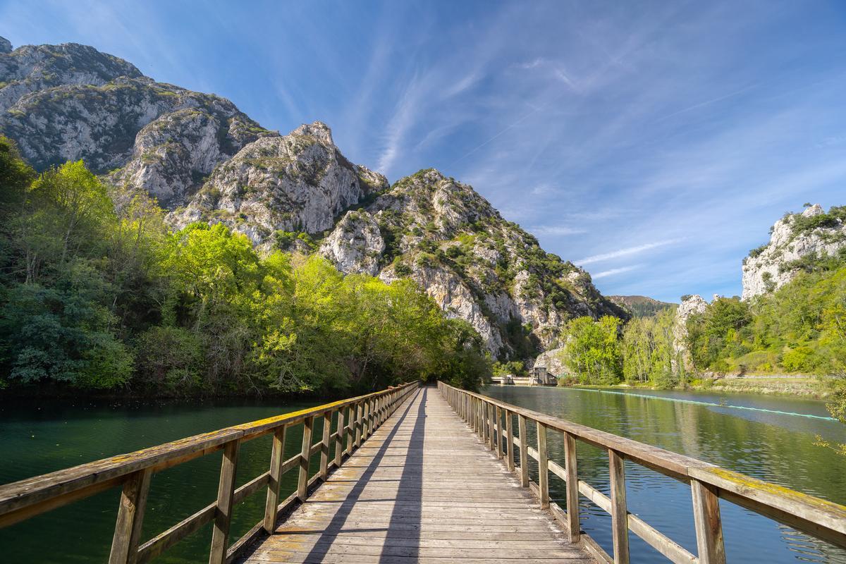 Puente de madera sobre el embalse de Valdemurio, Sendero del oso.