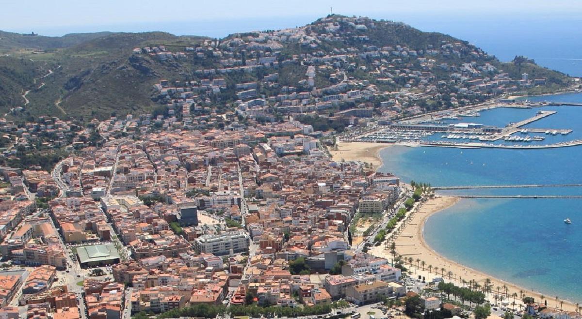 Vista general de Roses amb el Mercat, el Teatre i la trama urbana fins al front de mar.