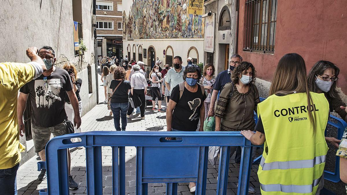 Control d’accés a la plaça Sant Pere per evitar grans aglomeracions | OSCAR BAYONA