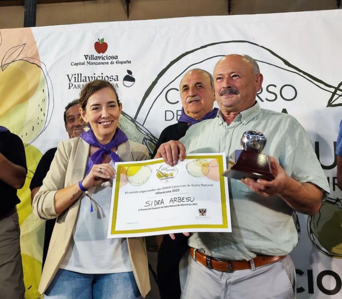 Arriba, José Manuel Arbesú recibe el segundo premio de manos de Rocío Vega. A la derecha, Ricardo Pérez y Ovidio Fernández homenajean a Tano Collada. Abajo, la jira, y a la derecha, Nahoko Simonhonji con Verísimo Busto. |