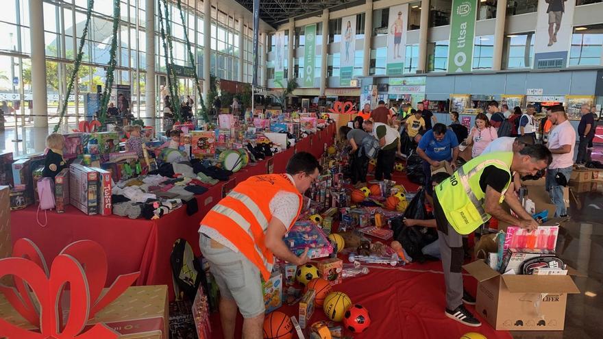 Trabajadores de Titsa entregan un lote de juguetes y ropa para niños de Tenerife