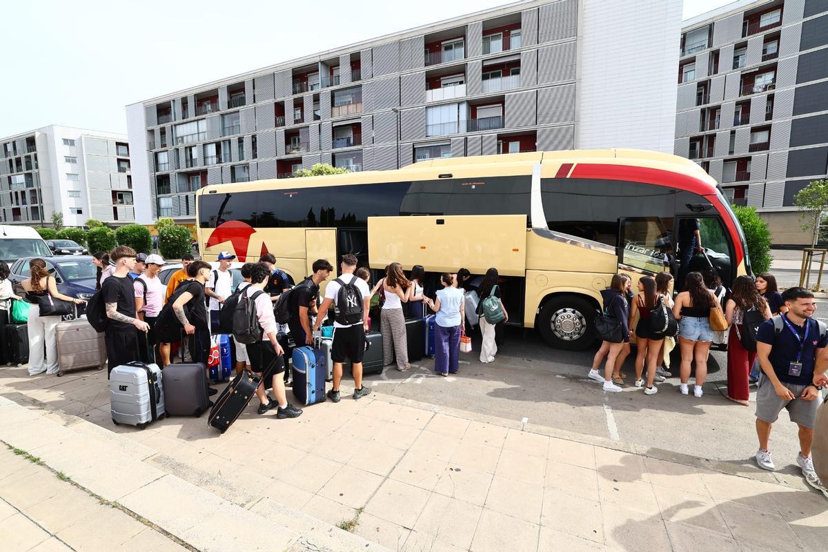 Los alumnos de Zaragoza se marchan a Salou para celebrar el final del curso.