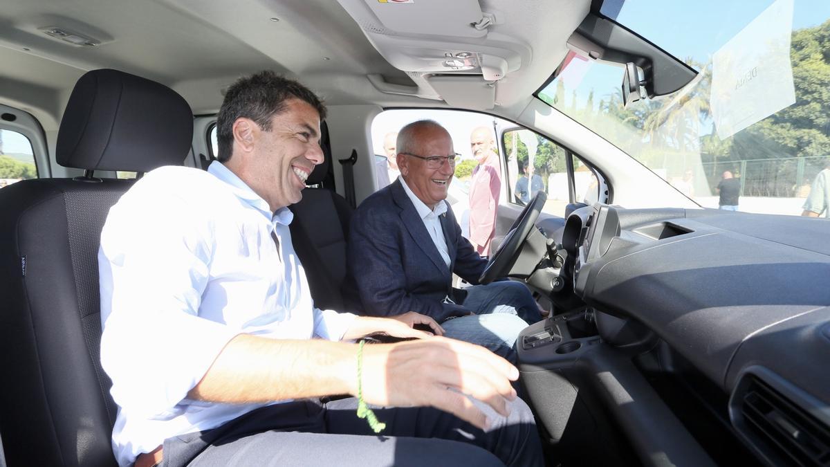Mazón y Grimalt, en uno de los coches eléctricos entregados por la Diputación de Alicante