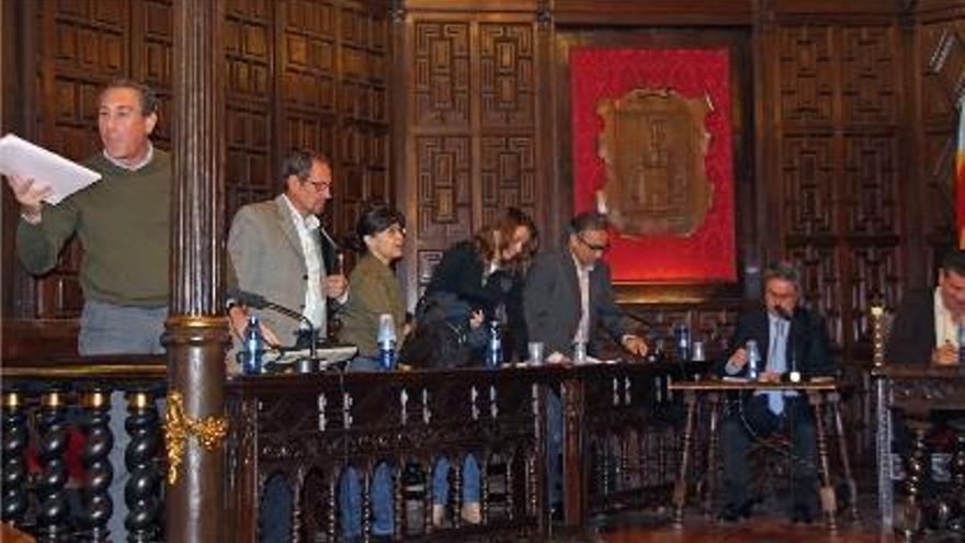 Momento en que la oposición abandona el pleno al no poder debatirse la sentencia.